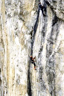 1998: Cesare Maestri e Giovanni Renzi salgono la parete nord di San Leo